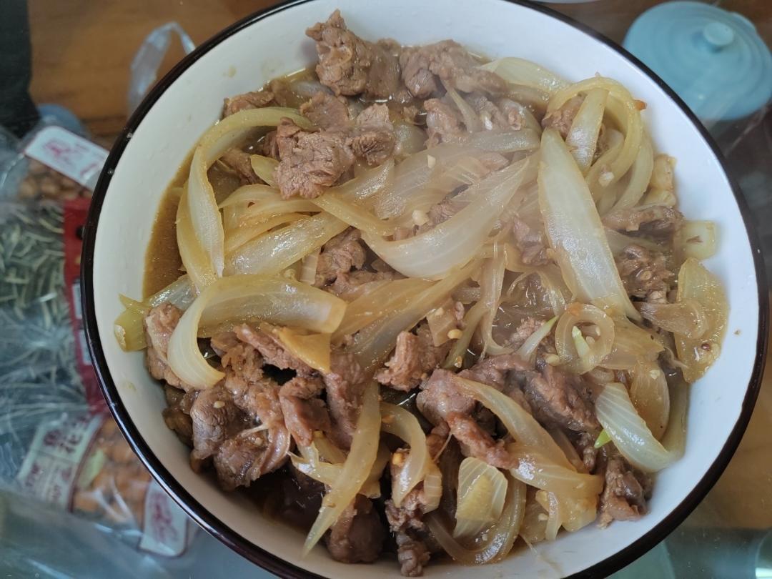 孜然牛肉（👈孜然肉片向左，吉野家向右👉）