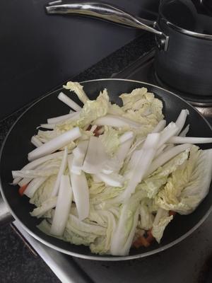 三丝（蘑菇，胡萝卜，肉丝）炒大白菜（简易版）的做法 步骤3