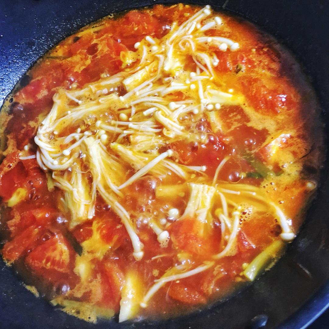 番茄金针菇肥牛锅 鲜到眉毛掉