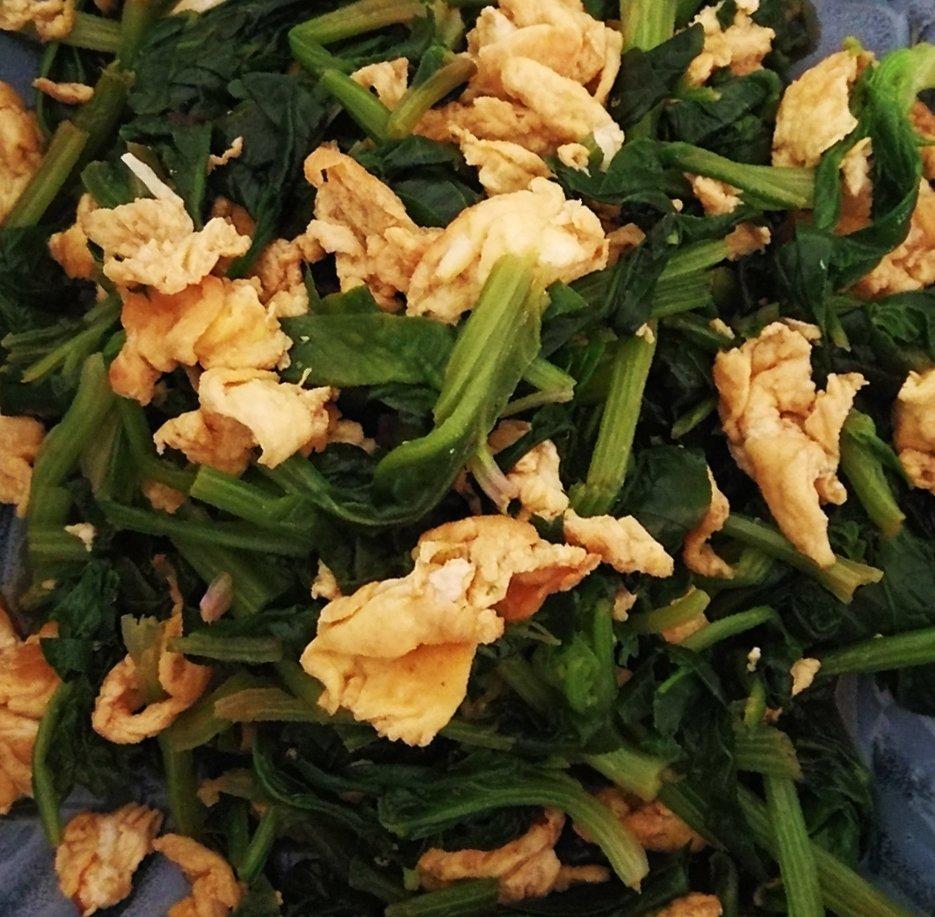 一学就会！鸡蛋拌菠菜竟然这么好吃！@坏露露的露台食光