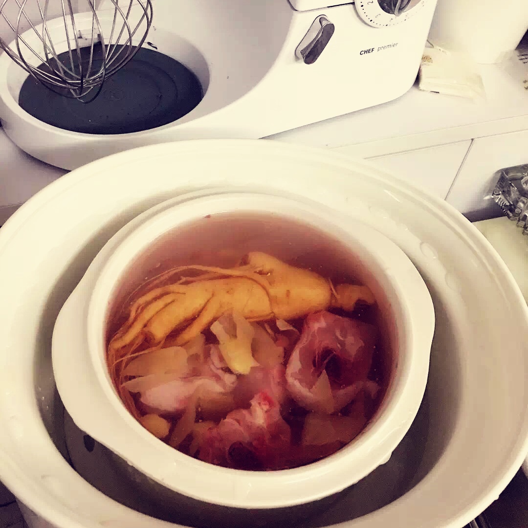 参鸡汤（Samgyetang）