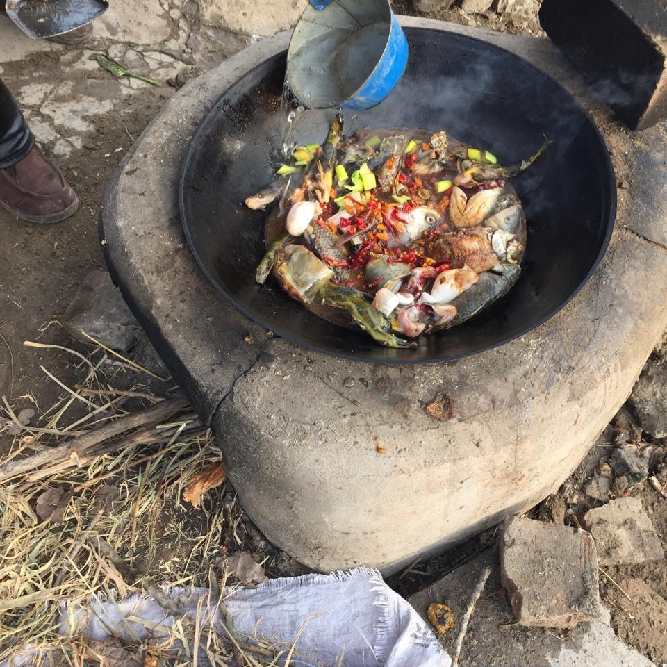 老家地锅烧杂鱼美味哟的做法