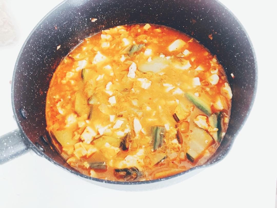 韩式泡菜豆腐锅/辣白菜豆腐汤