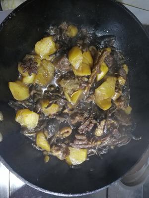 大鹅炖榛蘑土豆的做法 步骤4