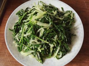 韭菜炒莴笋的做法 步骤1