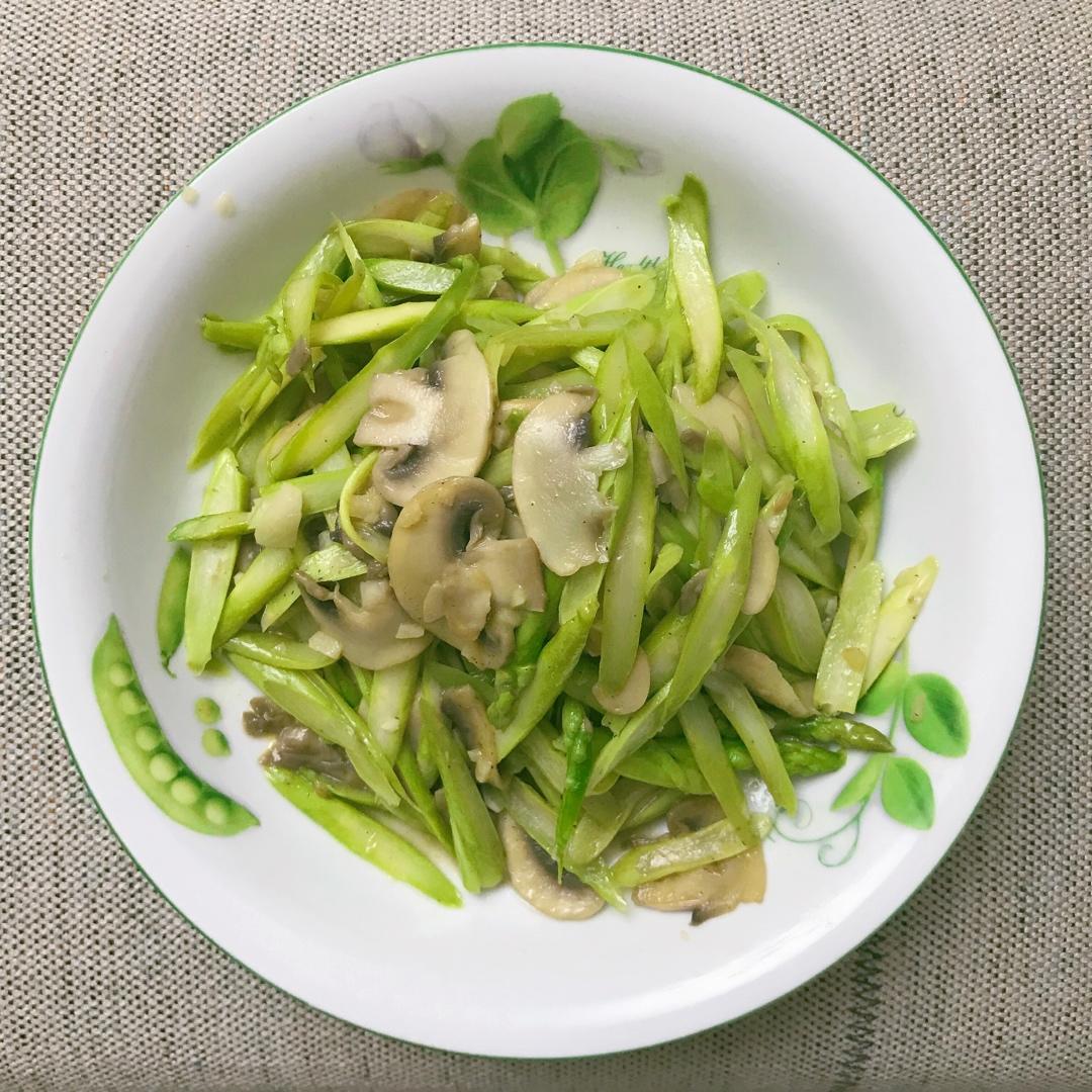 芦笋炒蘑菇