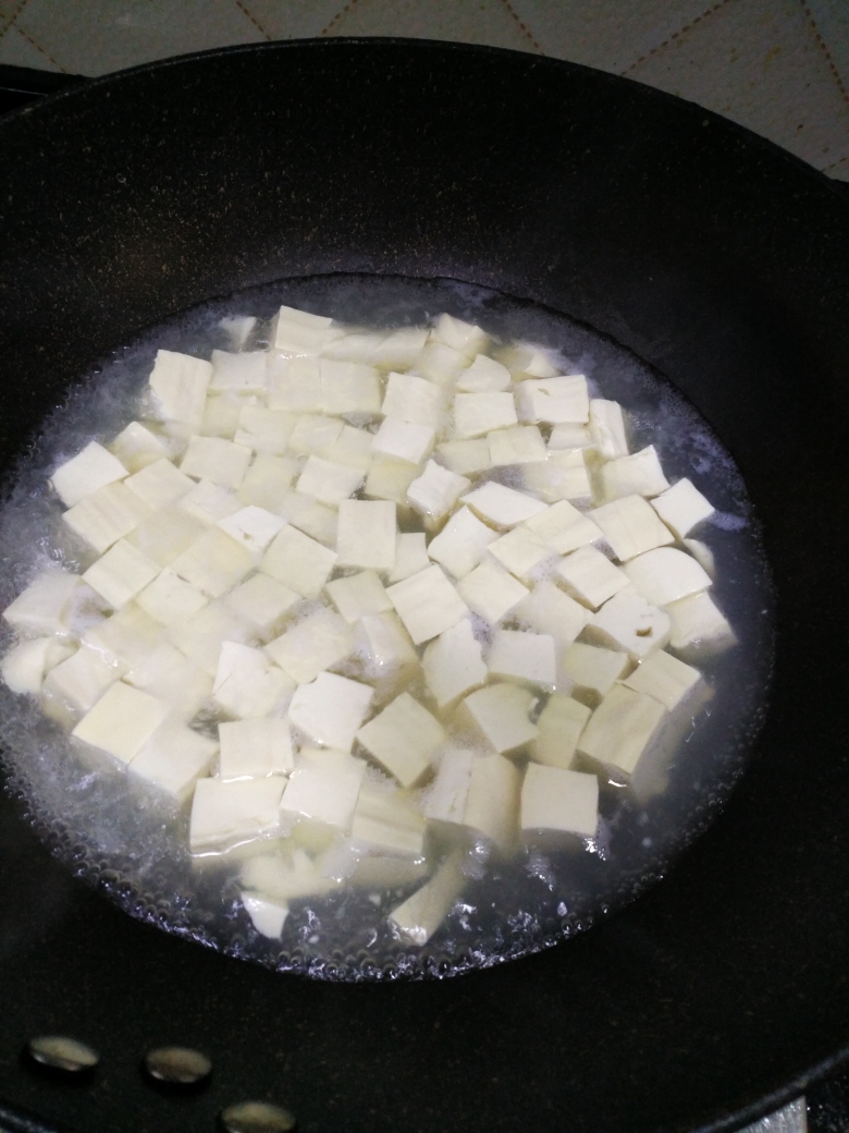 咸蛋黄版蟹黄豆腐的做法 步骤3