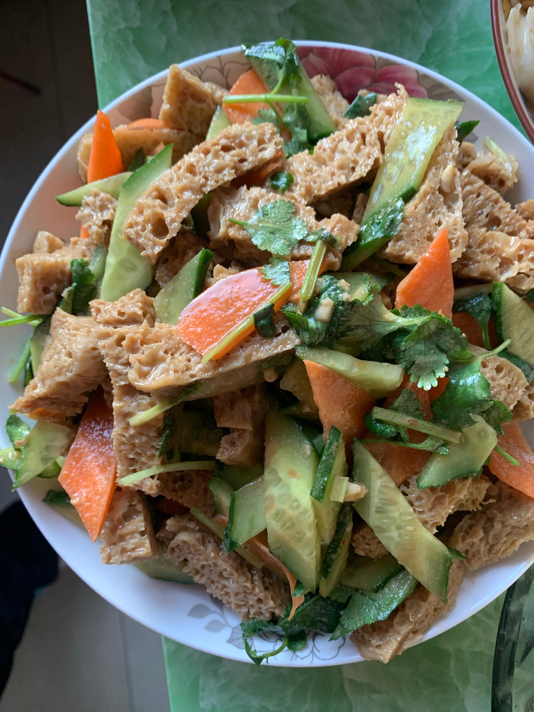 豆芽拌面筋，下馆子必点的一道凉菜。