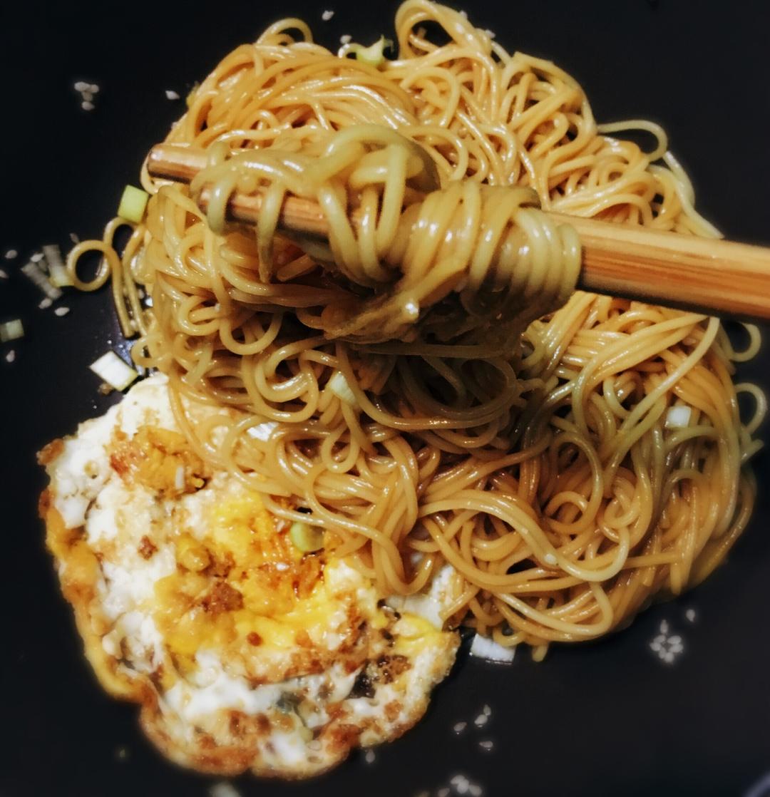 乔小咩做的简单小葱油泼面