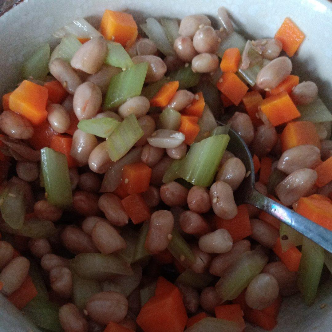凉拌芹菜花生米胡萝卜