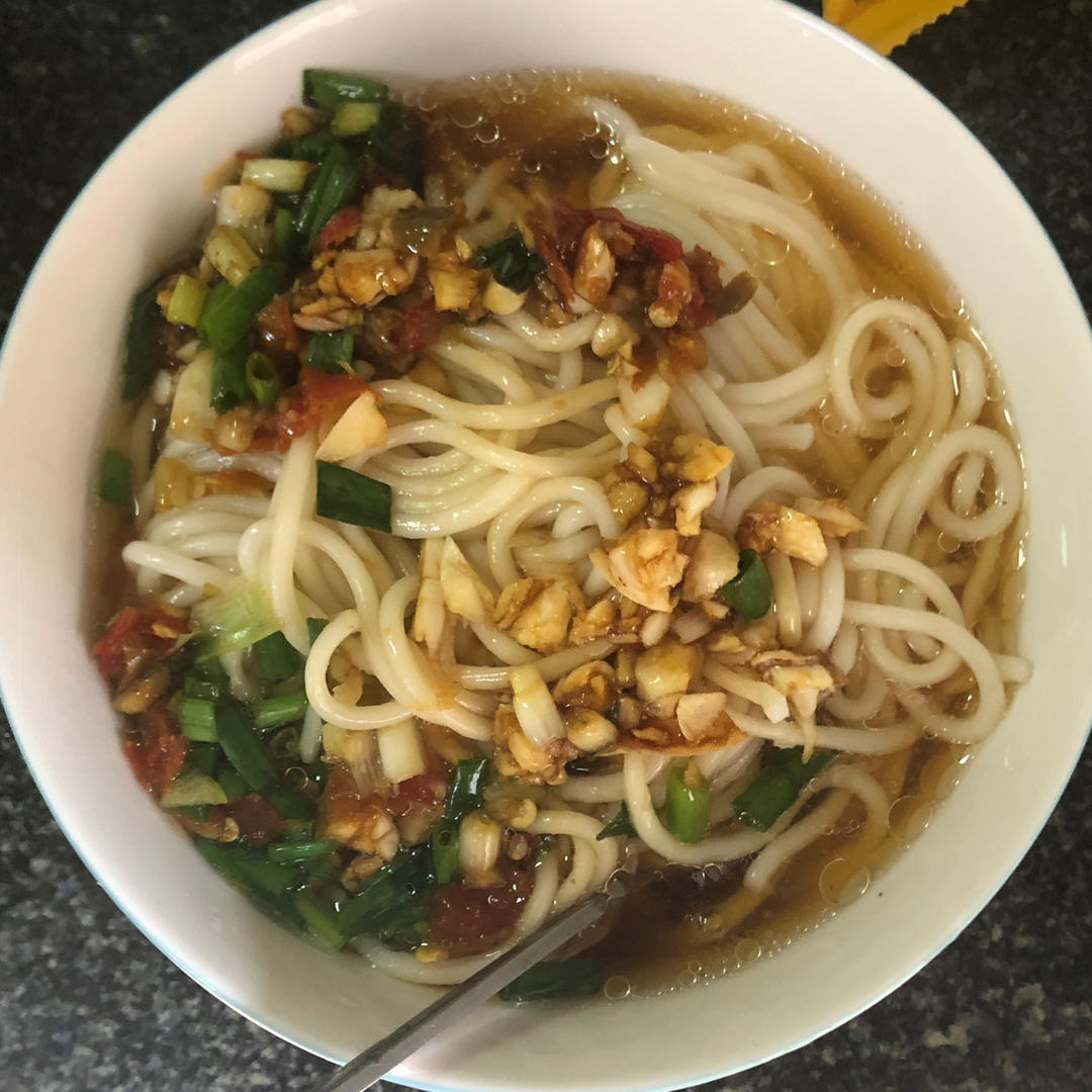 一碗清汤面 🍜 —— 秋日里的治愈系