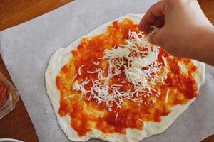 Salami Pizza的做法 步骤7