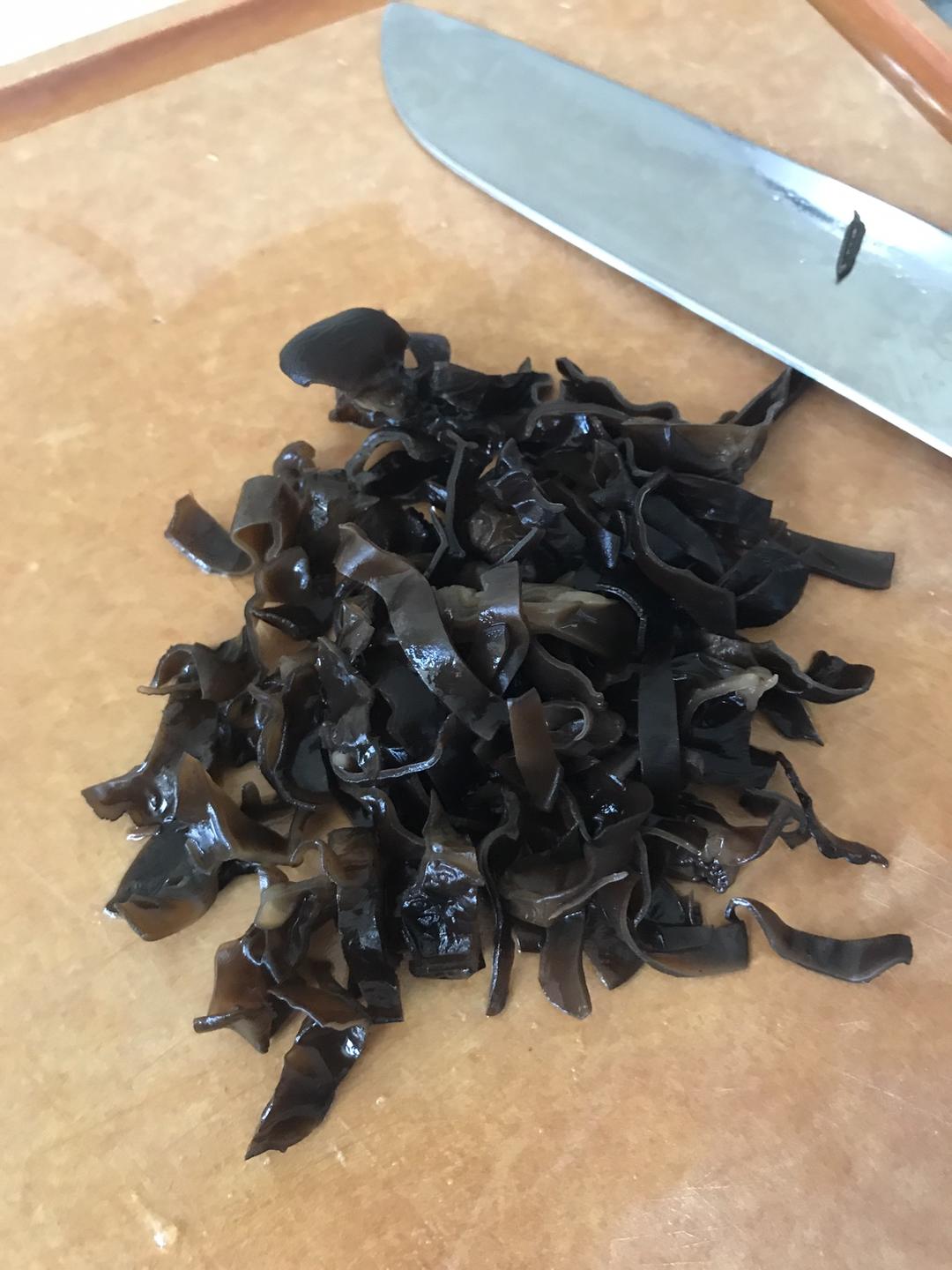 焯水后将黑木耳切丝,和笋一起沥干备用;将笋和黑木耳分别下水焯一下