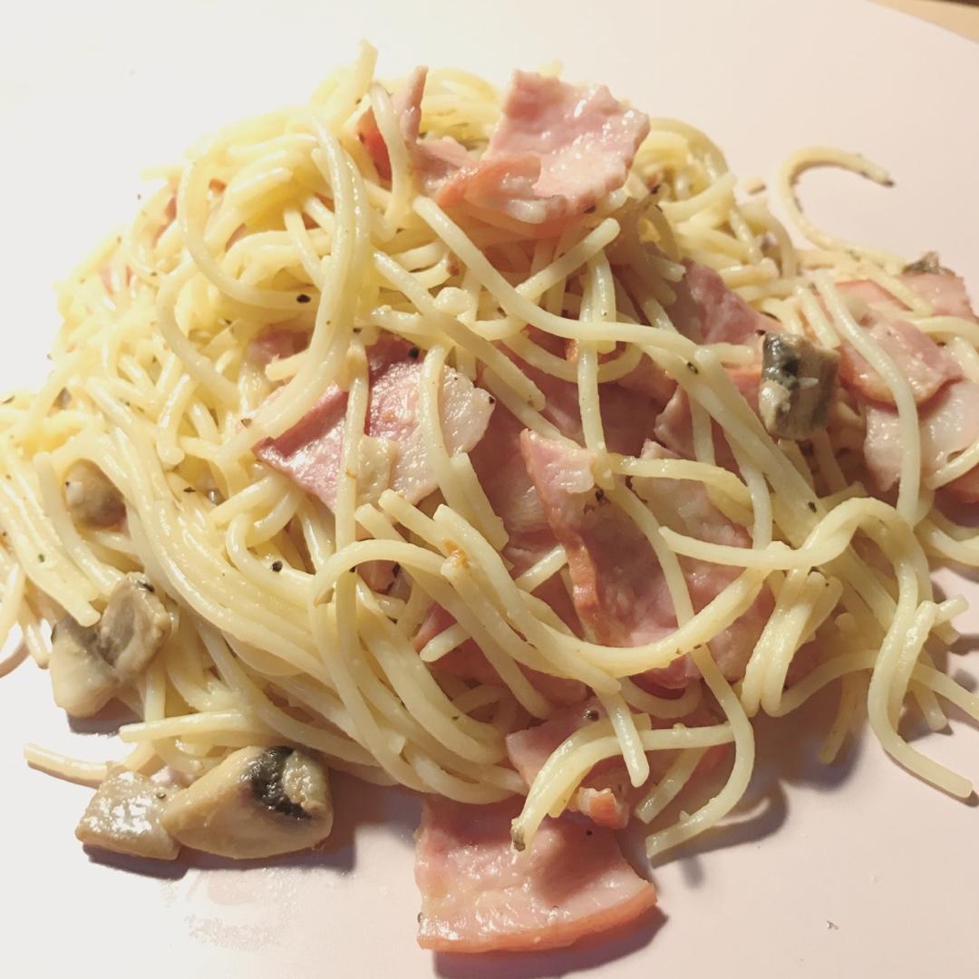 白蘑菇奶油培根意面