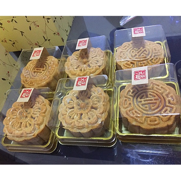广式月饼－－蛋黄豆沙月饼