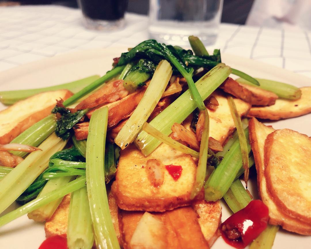 5分钟快手菜-芹菜香干的做法