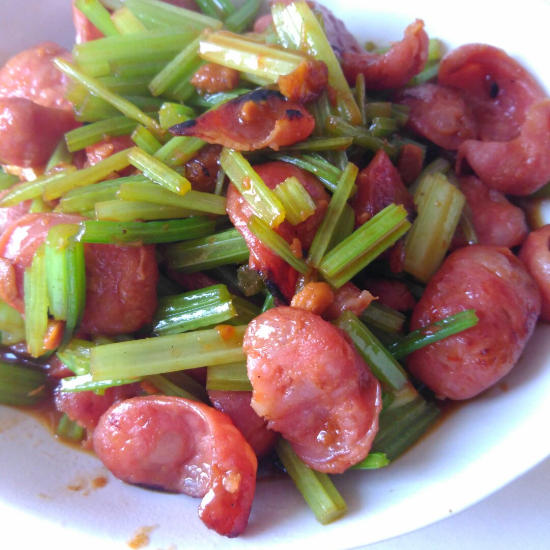 香肠炒芹菜