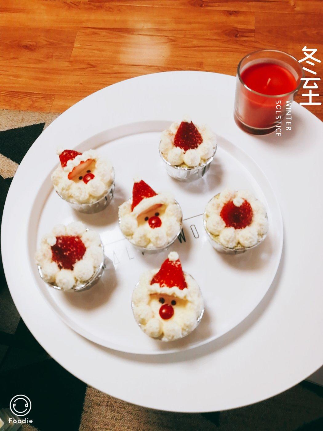 圣诞帽子纸杯蛋糕