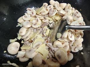 鲜掉眉毛的冬笋蘑菇腌菜炒肉的做法 步骤5