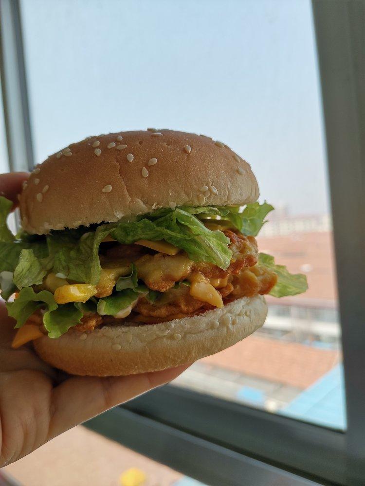 美娜宝宝做的肯德基早餐汉堡轻松在家做 ---『玉米鸡肉汉堡包』