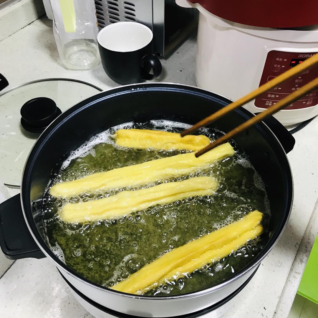 金黄酥脆大油条