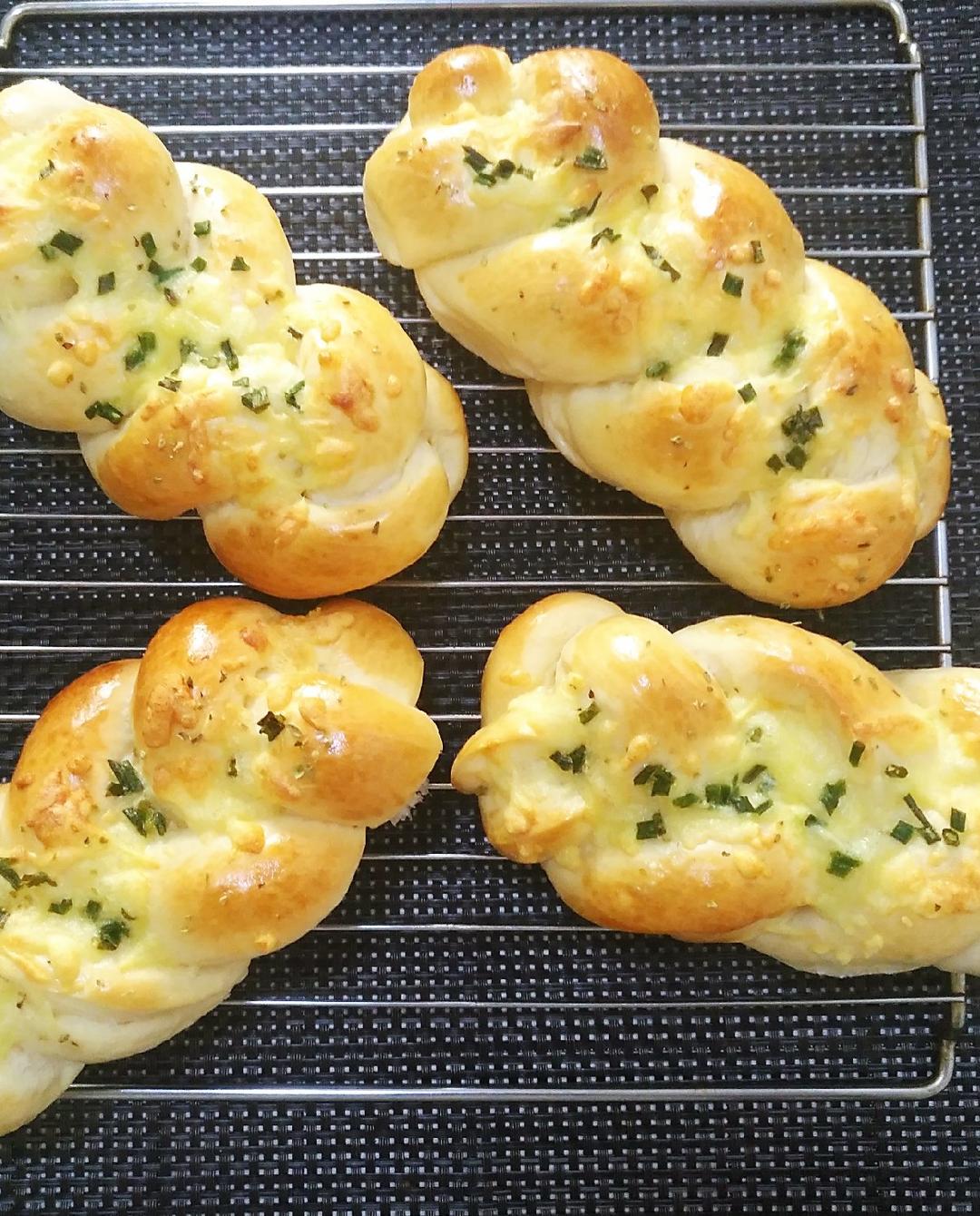 波兰种辫子面包（香葱芝士Pizza风味）B65