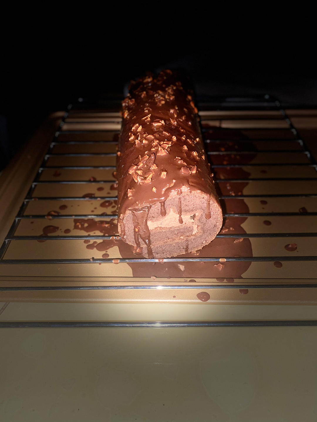 🍫梦龙蛋糕卷. 巧克力脆皮蛋糕卷 by pink-rabbit