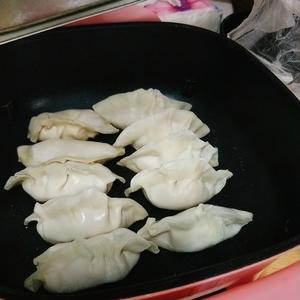脆底煎饺的做法 步骤2