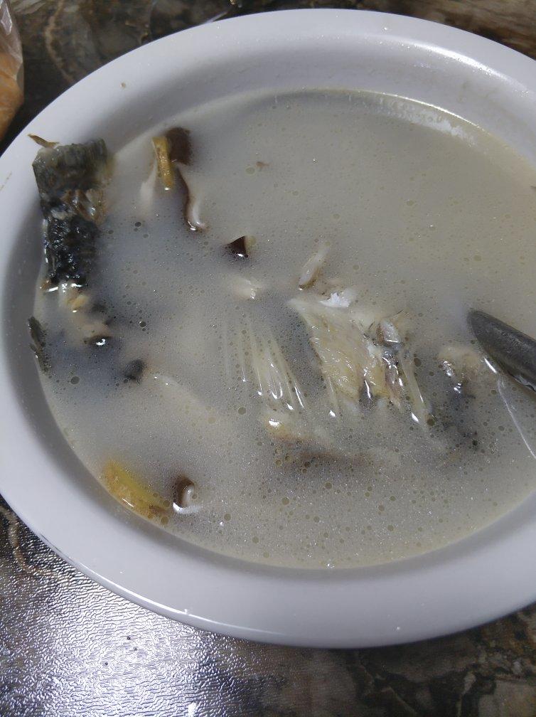 清炖鲫鱼汤 三个关键步骤让你轻松炖出汤浓味鲜色白似奶的鲫鱼汤