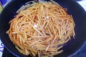炒土豆丝（机缘巧合的炒法 意外好吃）的做法 步骤3