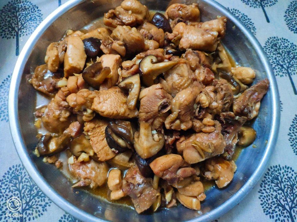 十几年不吃鸡肉的人吃了一盘子的小鸡炖香菇