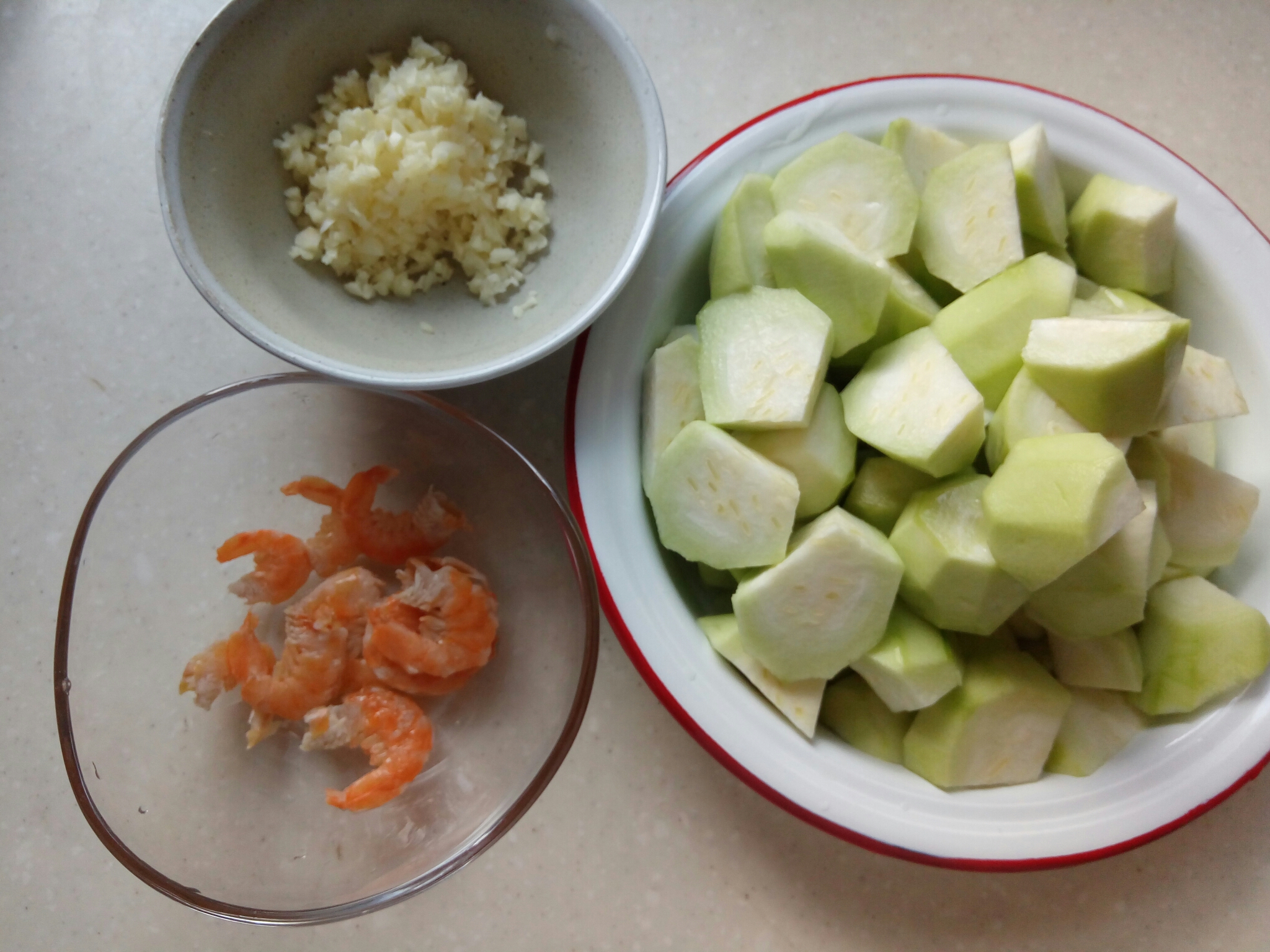蒜蓉海米炒丝瓜的做法 步骤1