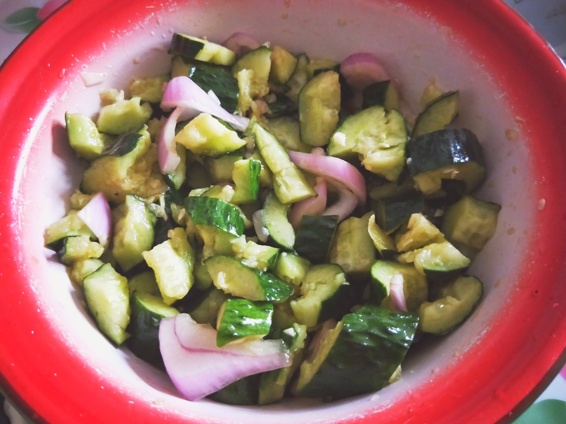 姥姥的味道：夏日清爽的凉拌菜，拍黄瓜洋葱（附姥姥拍黄瓜视频）的做法
