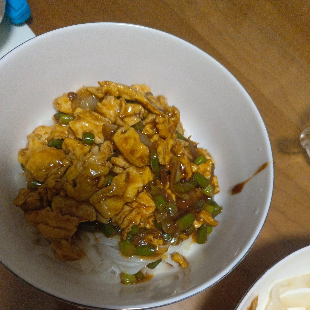 鸡蛋炸酱面