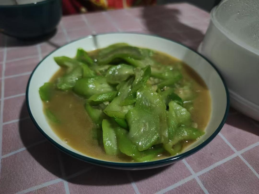 素炒丝瓜|这样做绝了！简单又好吃！