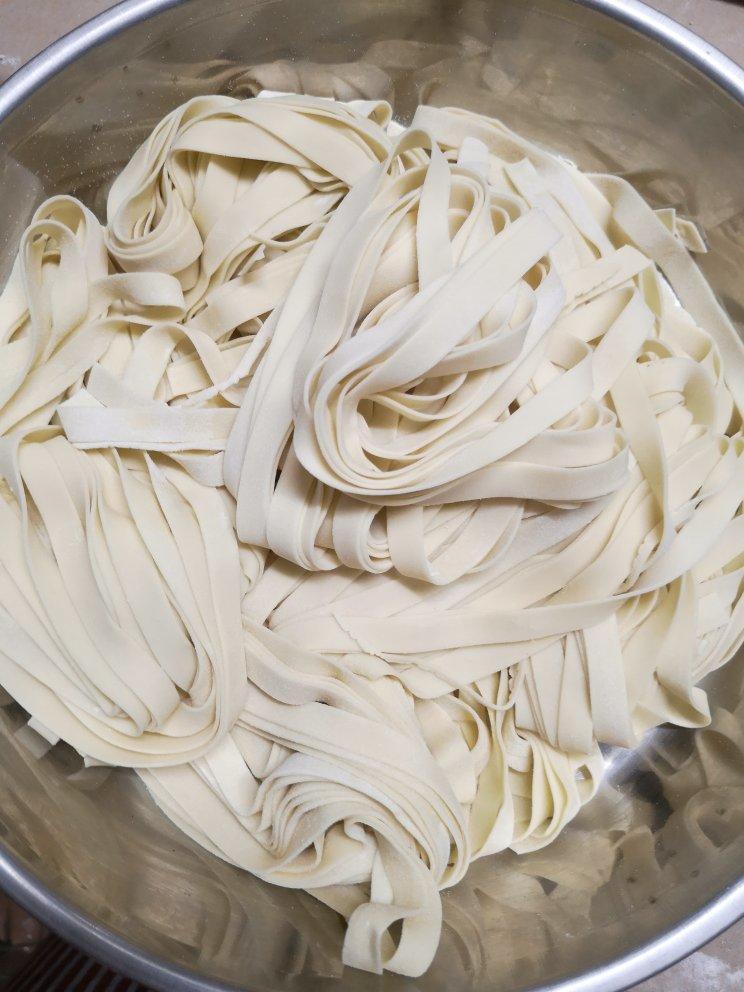 【爽滑筋道的自制面条】（鸡蛋面、菠菜面和胡萝卜面）-面面俱到，家的味道