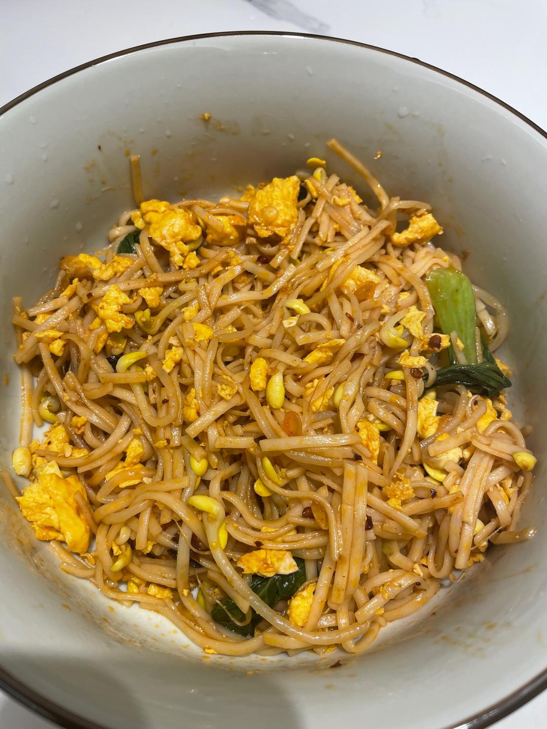 豆芽炒面的做法