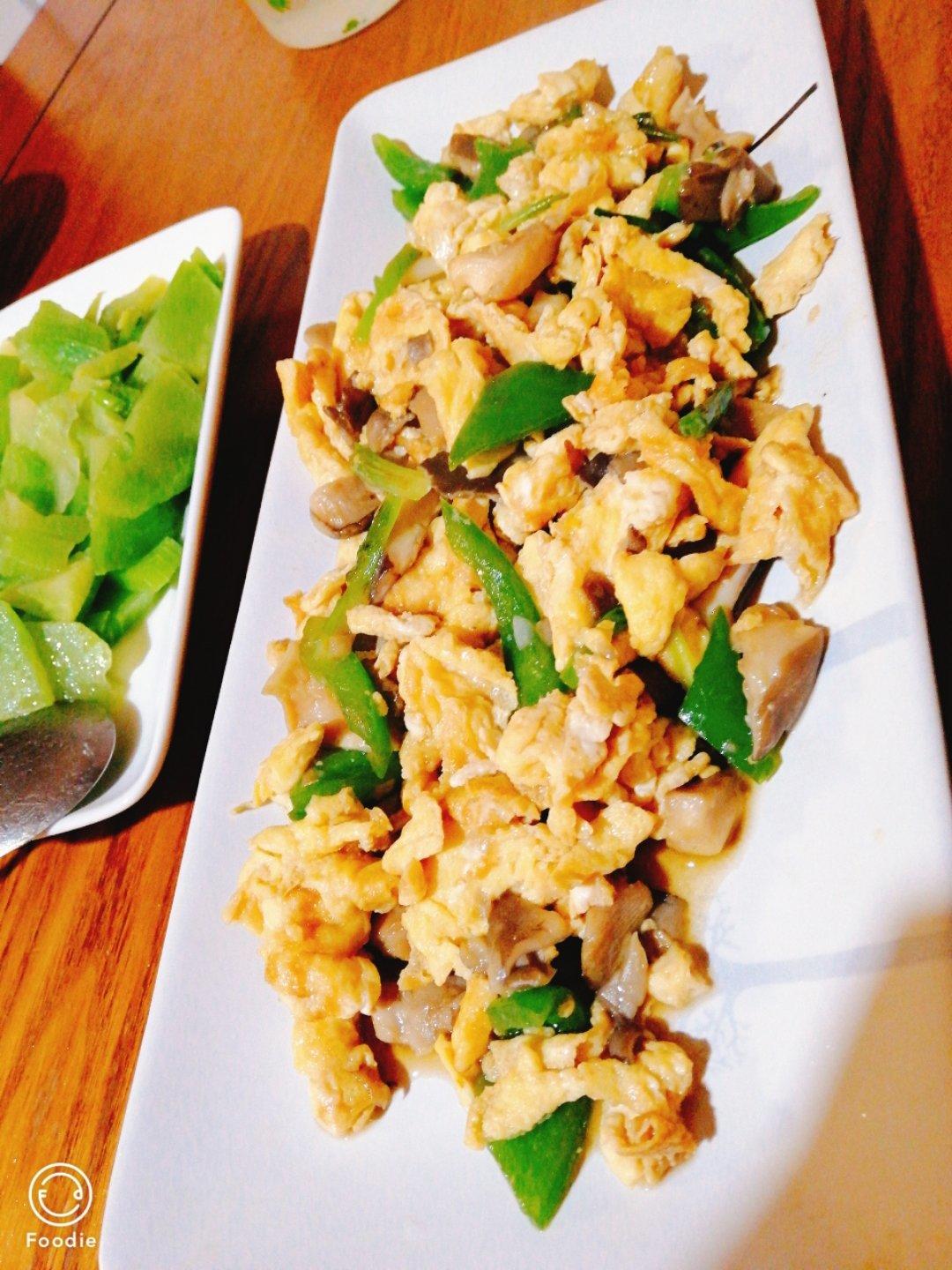 平菇青椒炒鸡蛋 好吃又营养的超快手家常菜