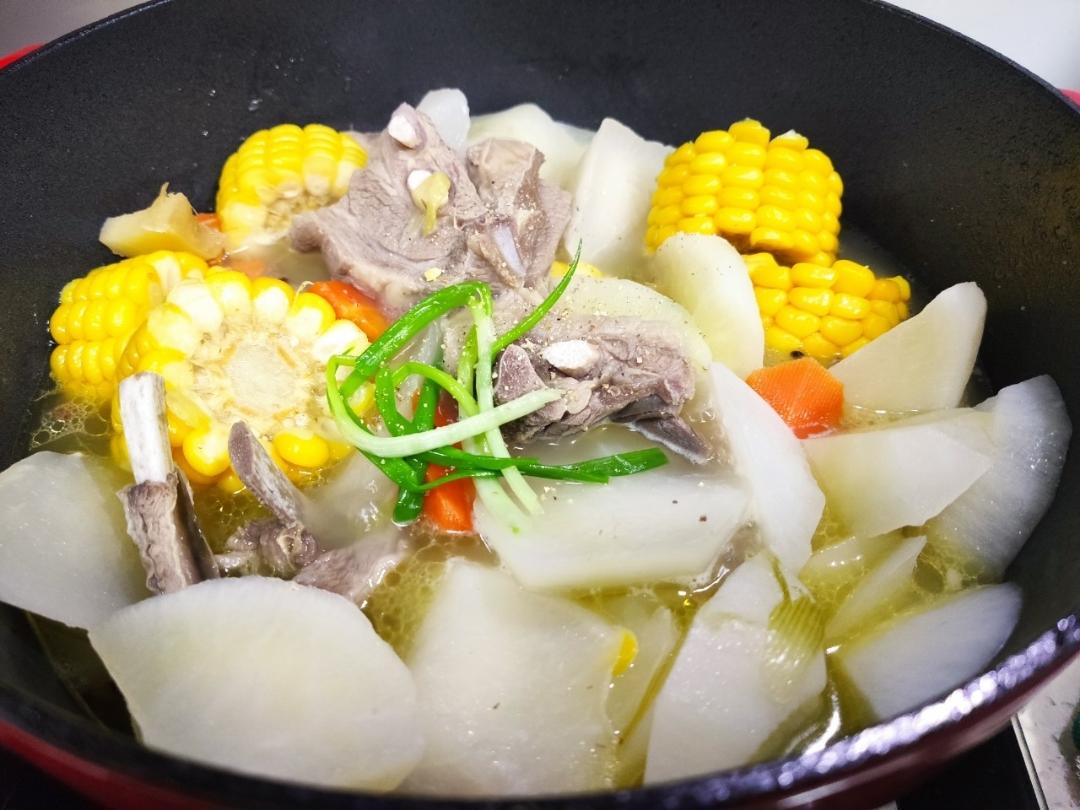清炖羊排，老爸的拿手菜，汤鲜味浓，羊肉软烂，连萝卜都非常好吃