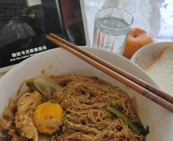 荷包蛋焖面