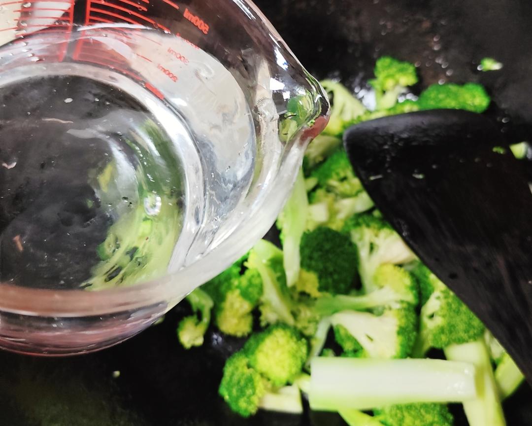 清炒西蓝花的做法 步骤4