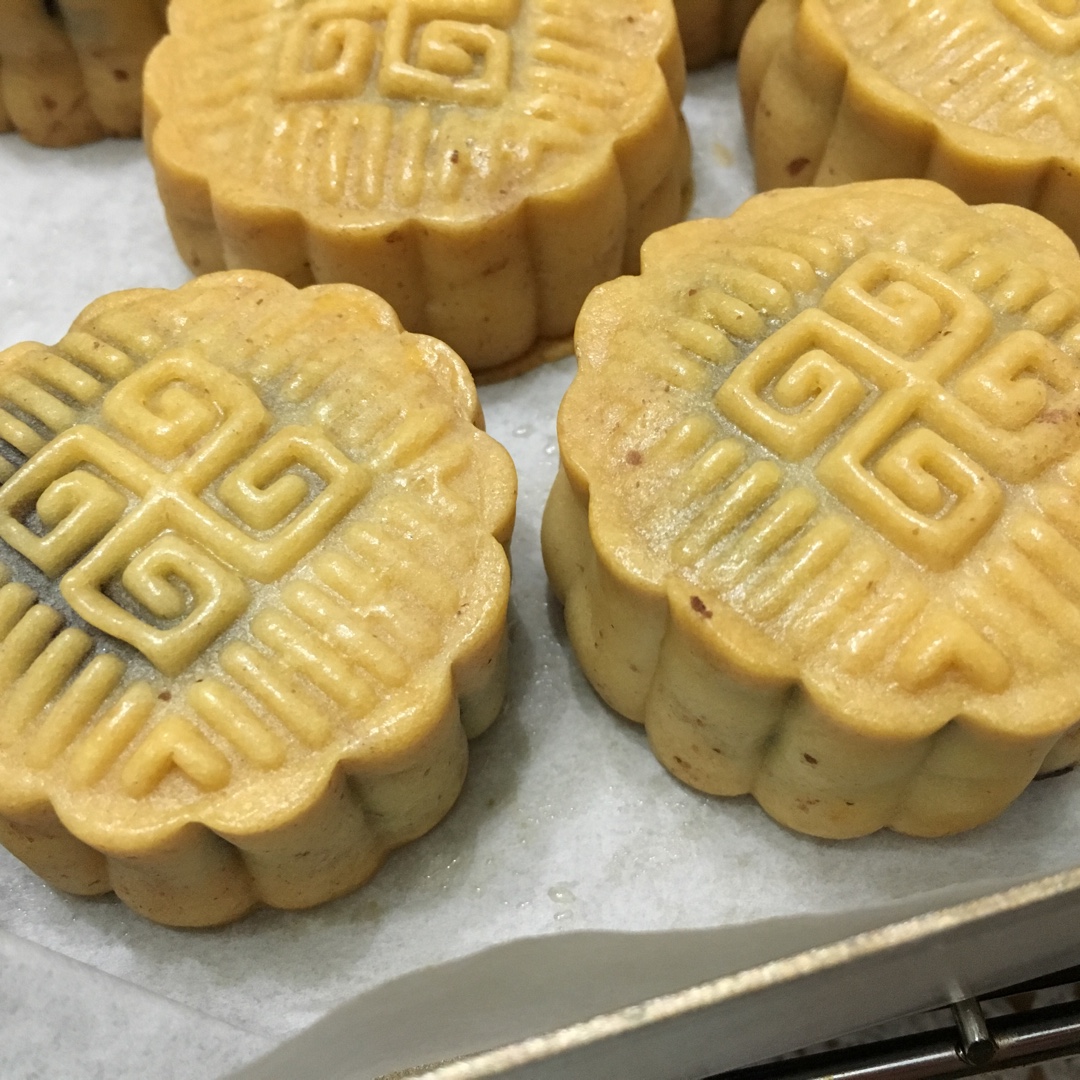 广式月饼—蛋黄莲蓉月饼