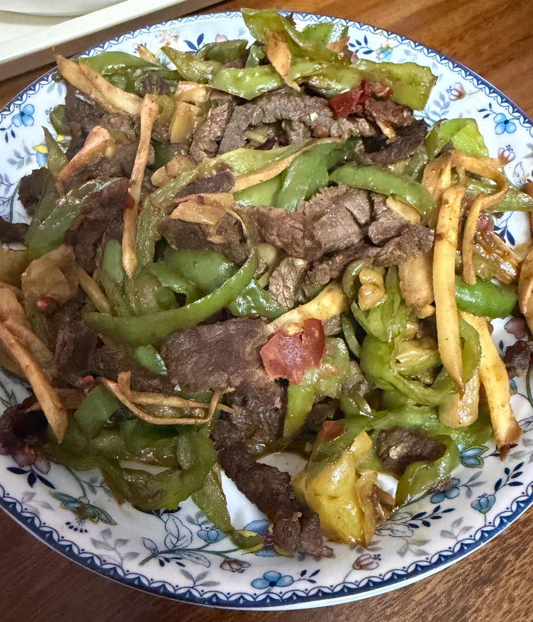 厨师长教你：“青椒牛肉丝”的家常做法，家乡的味道，先收藏了