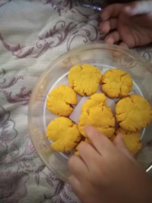 儿童零食：鸡蛋黄酥饼干的做法 步骤1