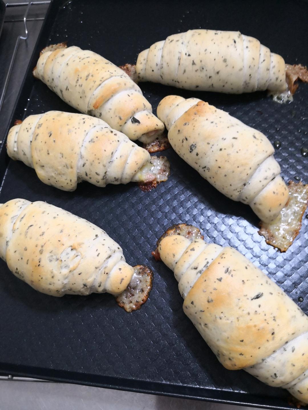 椒叶香肠芝士日式海盐面包卷｜任何人不知道这款我都会伤心