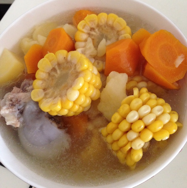 胡萝卜玉米大骨汤