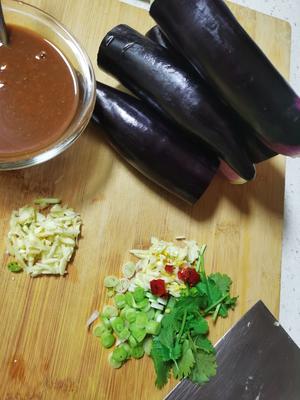 简单粗暴能干掉一盆米饭的酱茄子的做法 步骤1