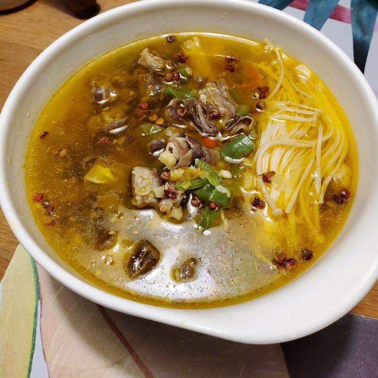 酸汤金针菇肥牛（开胃川菜）