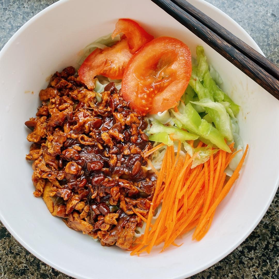 鸡蛋炸酱面