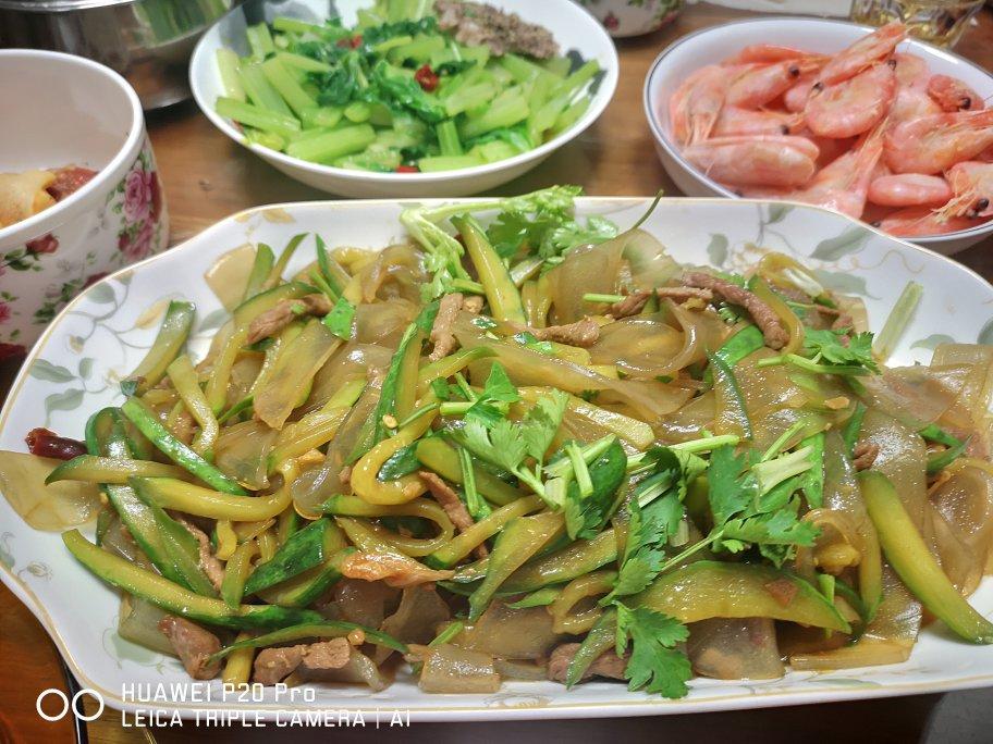 〈炒肉拉皮〉，老菜一盘。欣小厨 😉